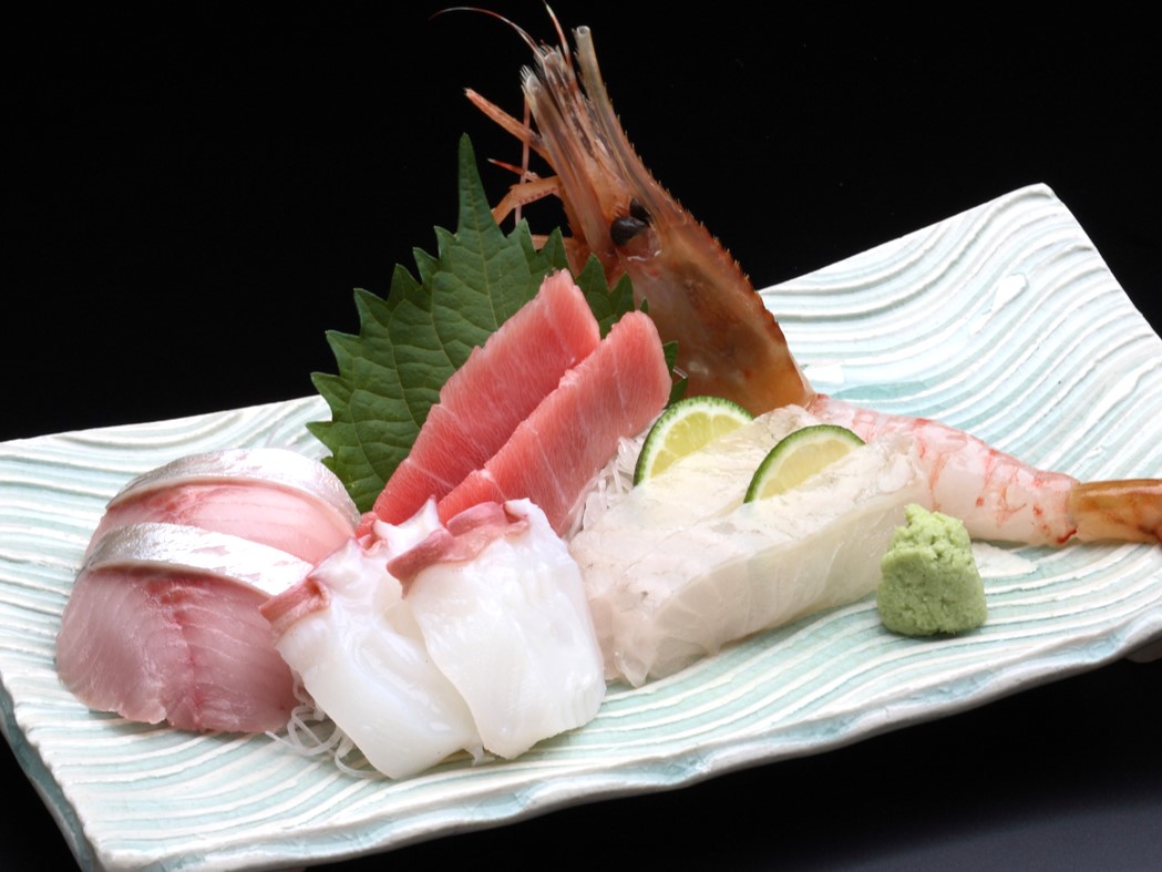 【お刺身】
産地直送の新鮮魚介が勢揃い