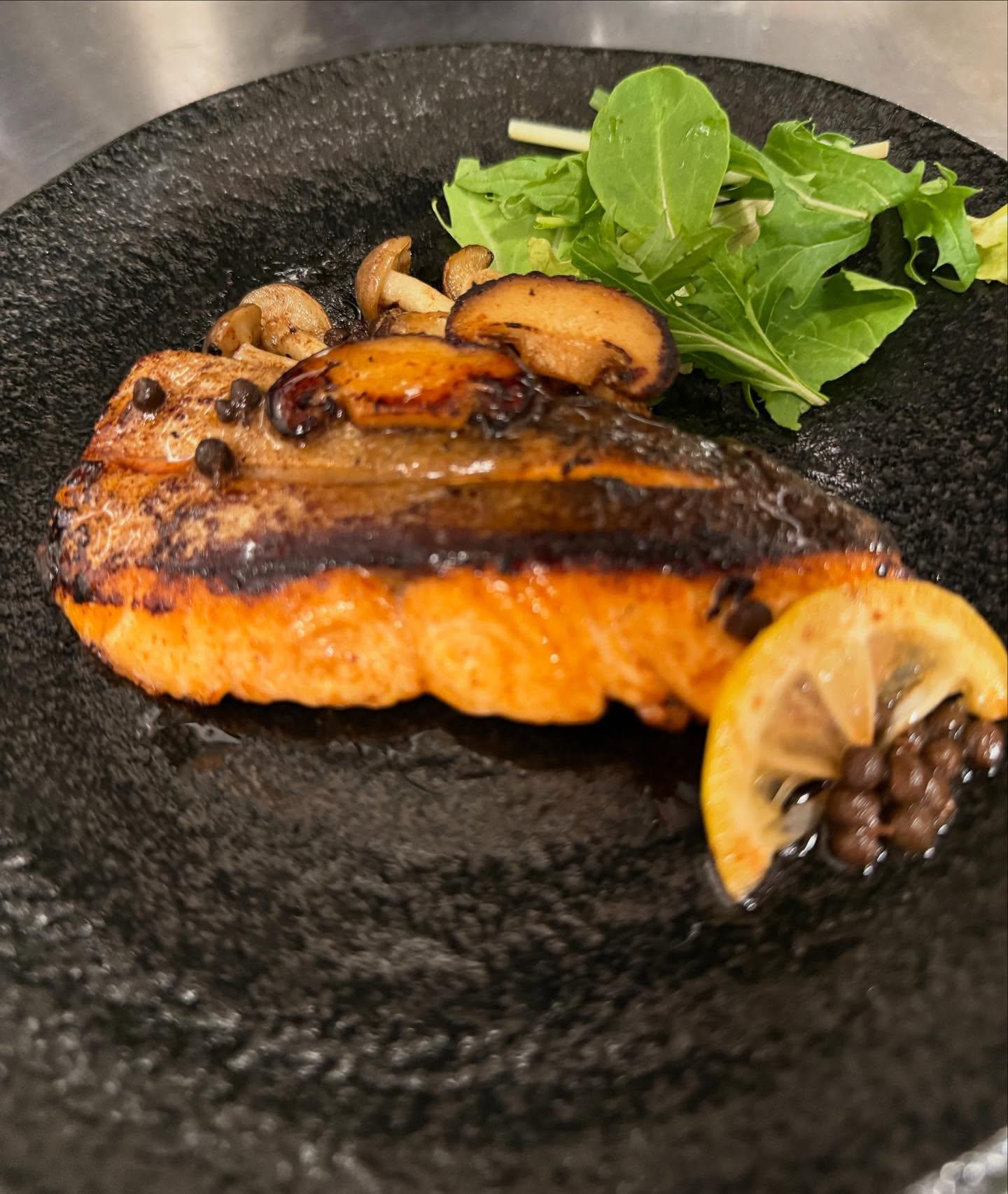 【狸小路×海鮮x父の日】本日のおすすめ「さくらますバター焼き」《西鶴 狸小路店》restaurants/sushi/om…