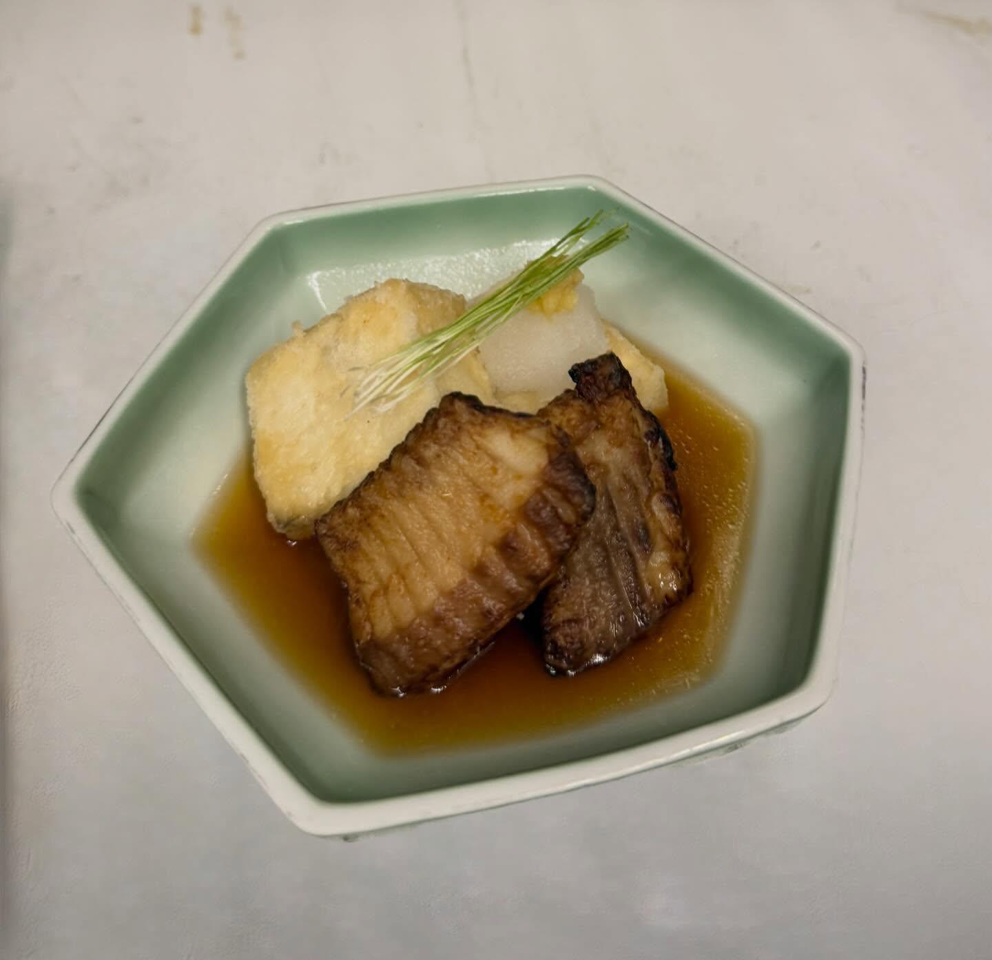 【狸小路×海鮮x逸品】本日のおすすめ「カスベと豆腐の揚げ出汁」《西鶴 狸小路店》restaurants/sushi/om…
